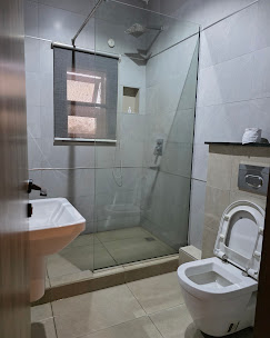 DELUXE SILVER ROOM
