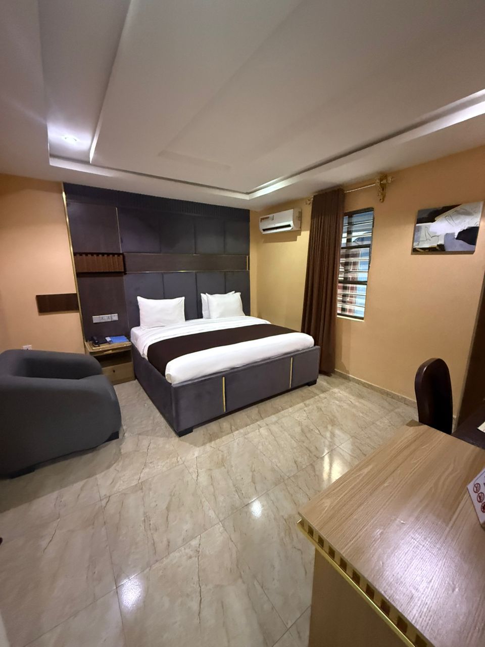 EXECUTIVE ROOM