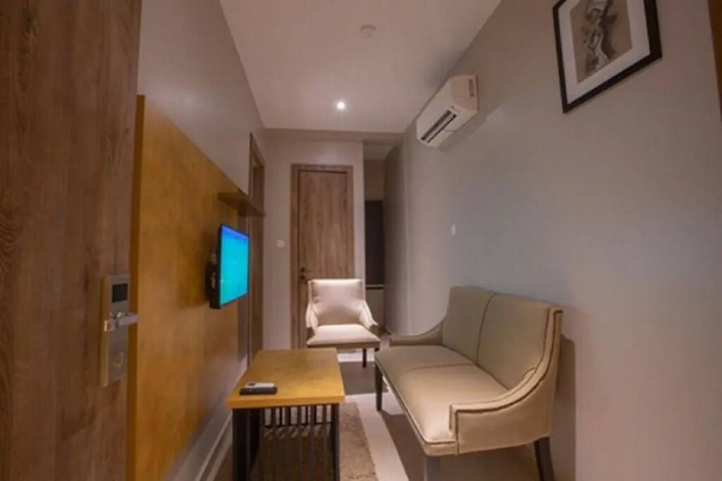 DELUXE SUITE