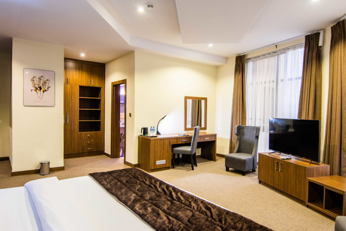 DIPLOMATIC SUITE