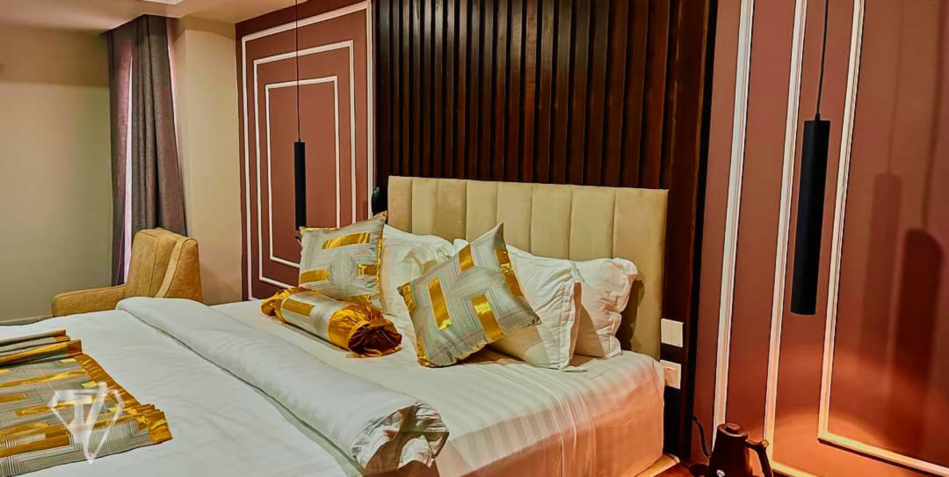 BUSINESS EXECUTIVE ROOM