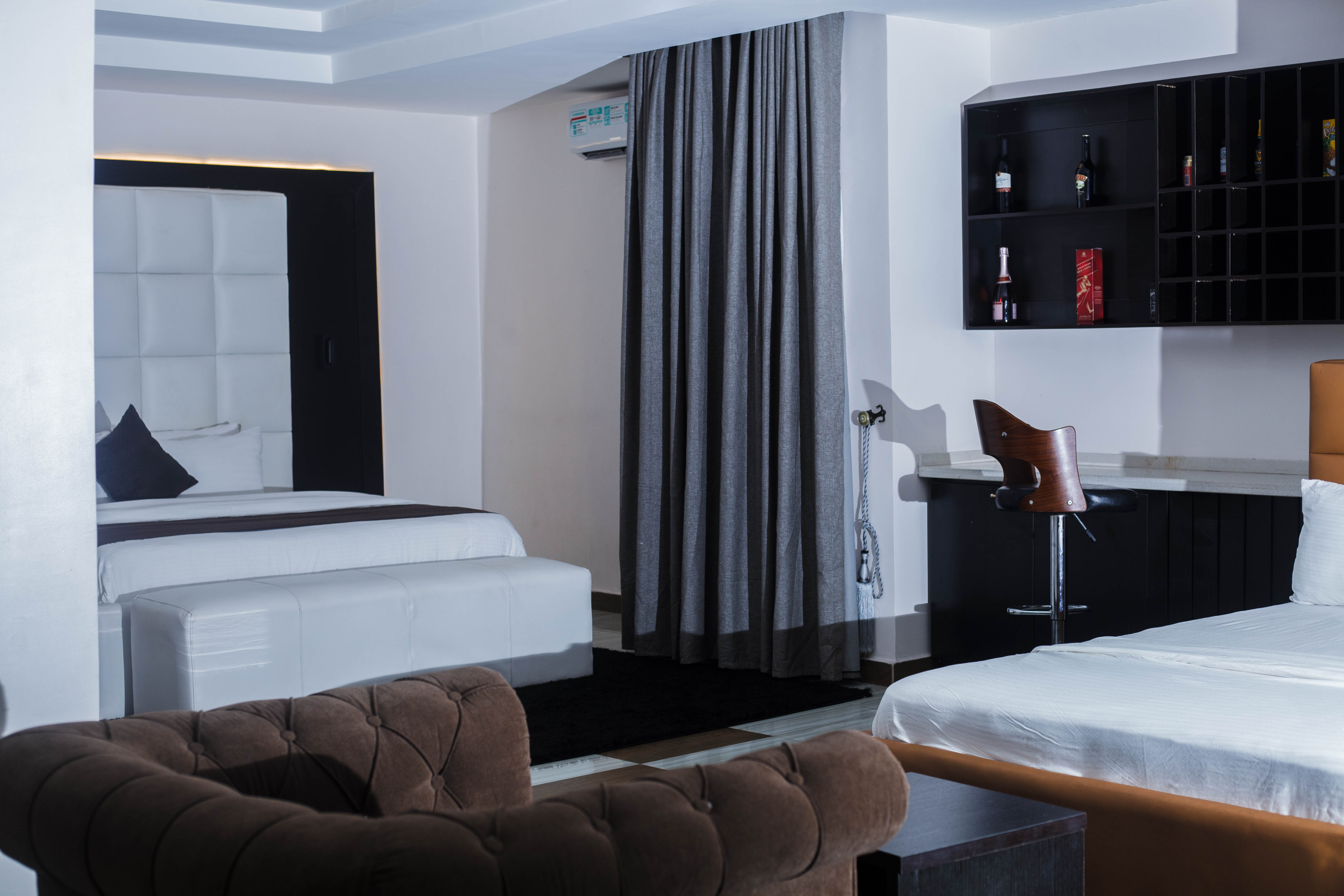 BUSINESS EXECUTIVE ROOM