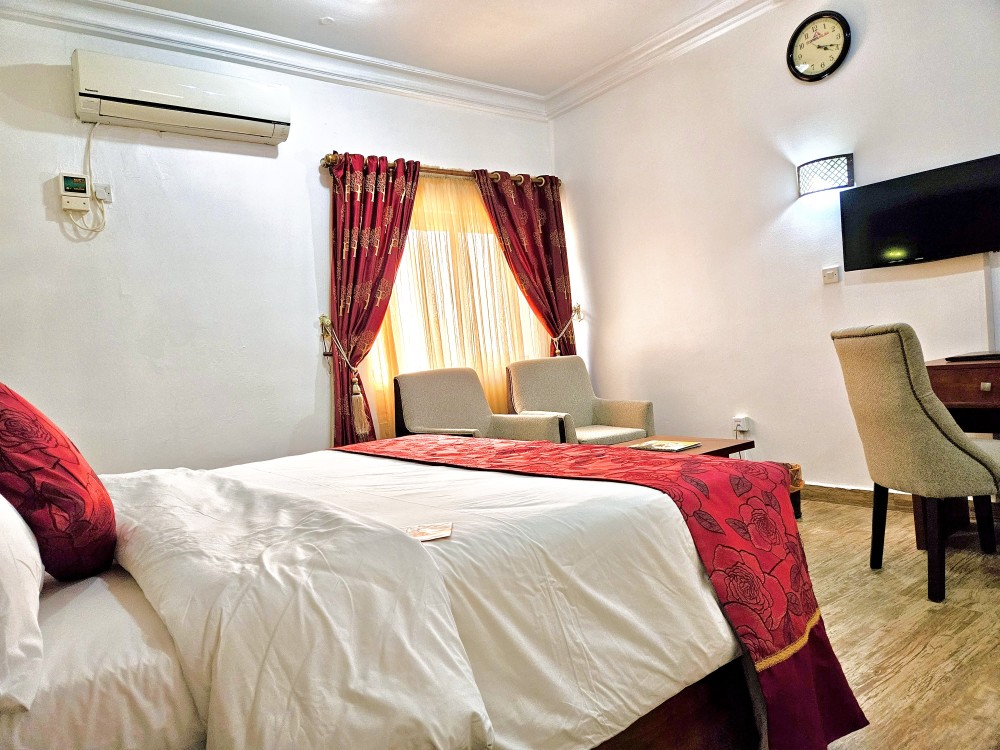DELUXE ROOM