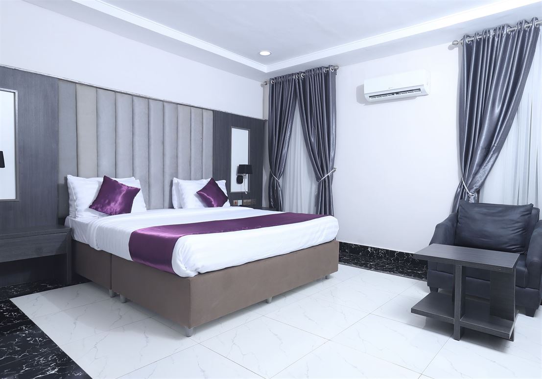 DELUXE ROOM