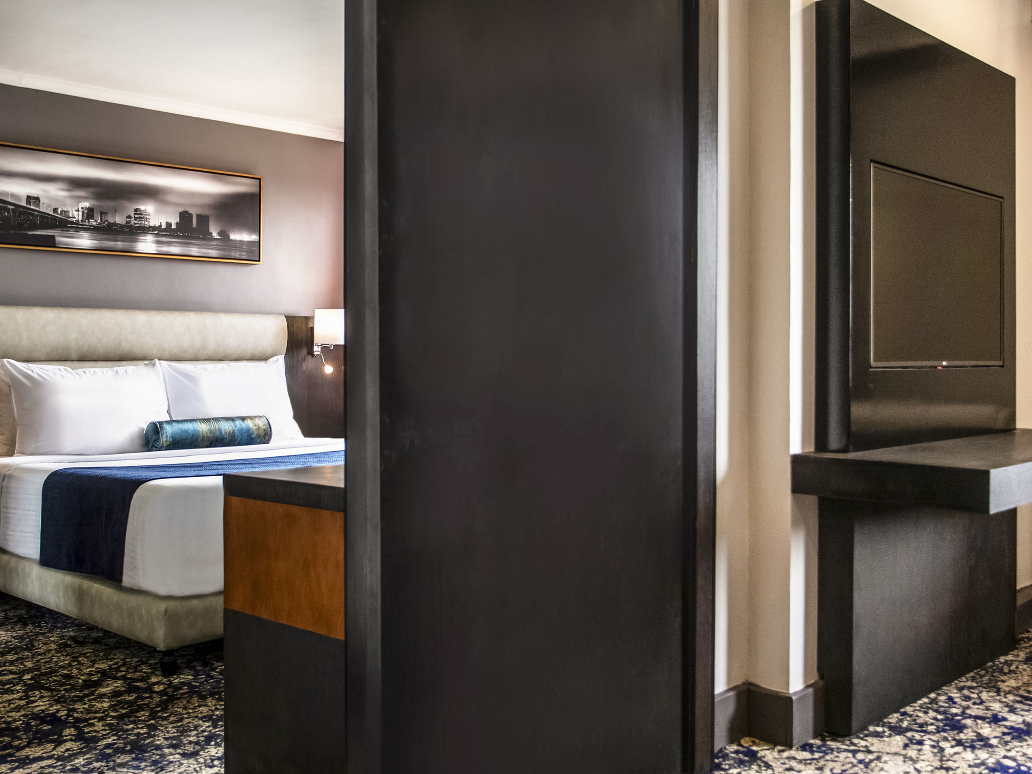 DELUXE SUITE