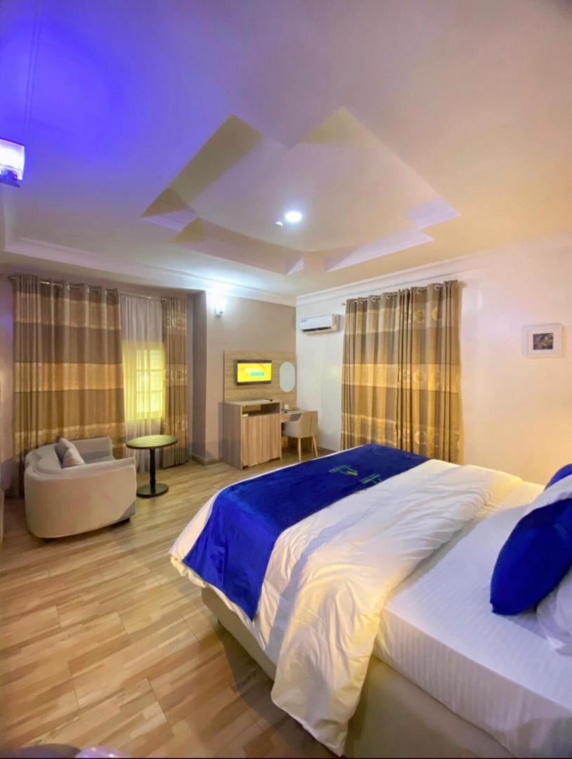 DELUXE ROOM