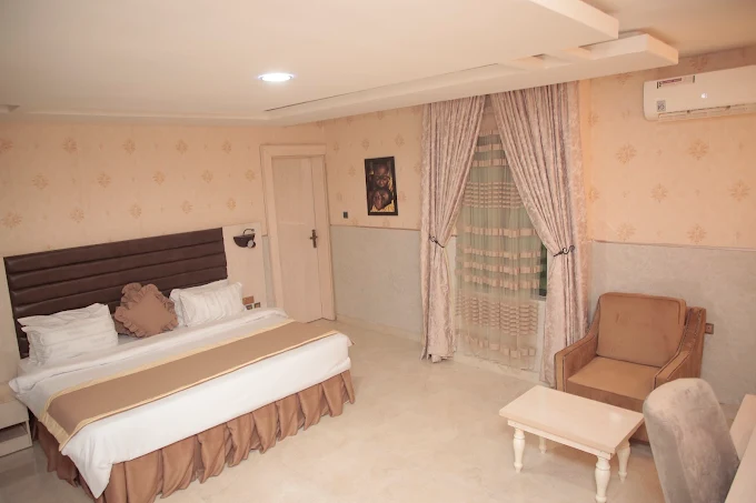 EXECUTIVE ROOM