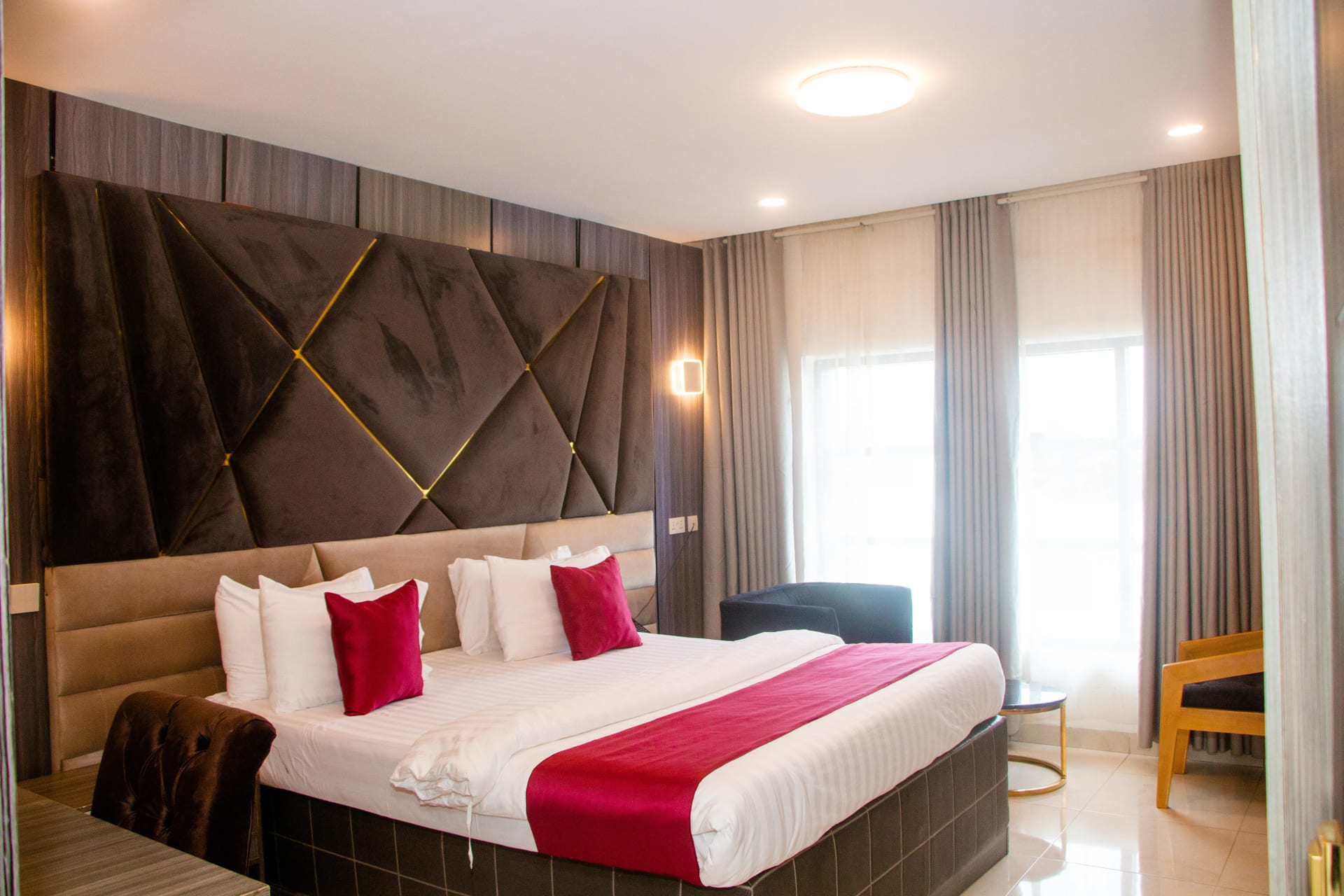 EXECUTIVE ROOM