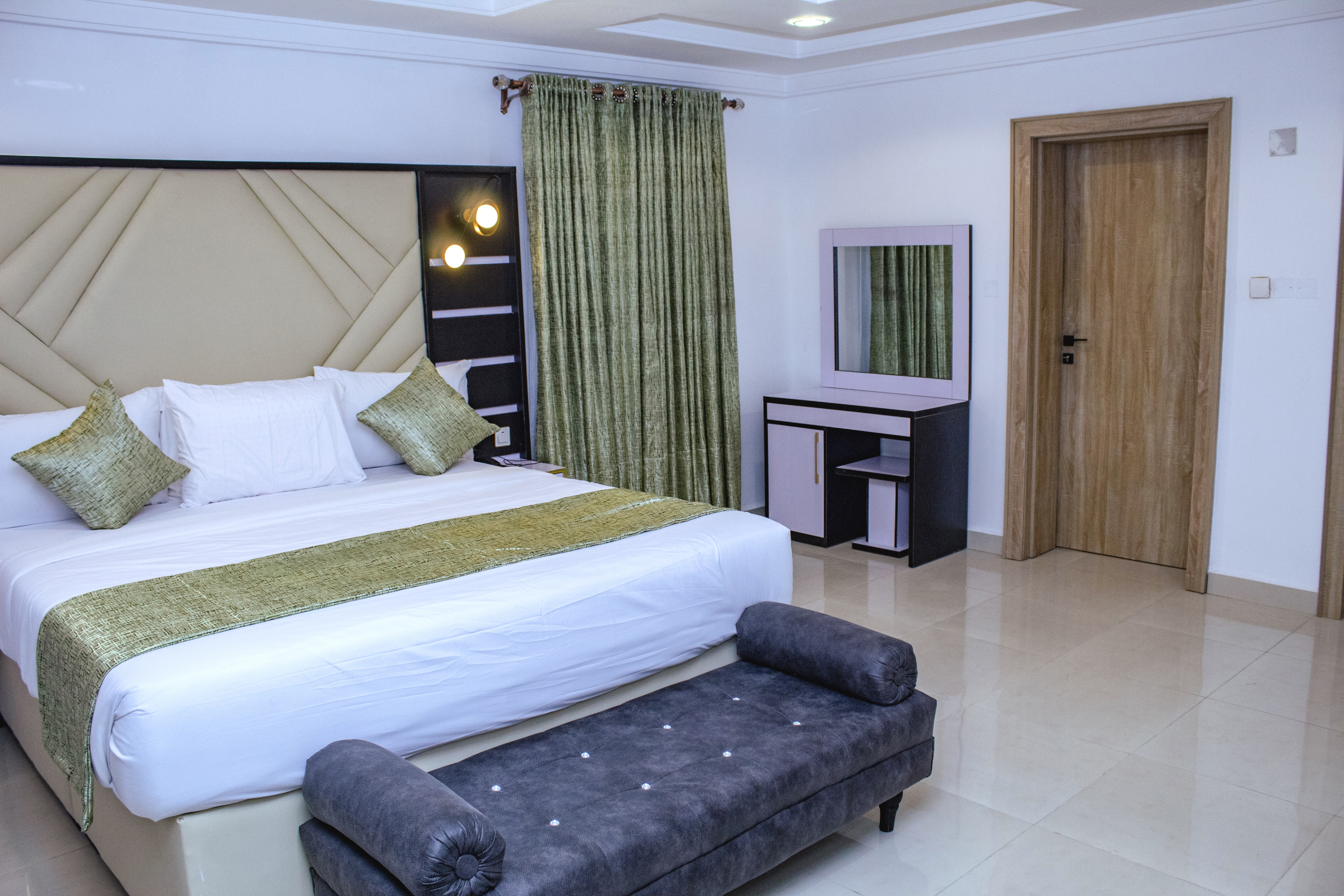 QUEENS ROOM
