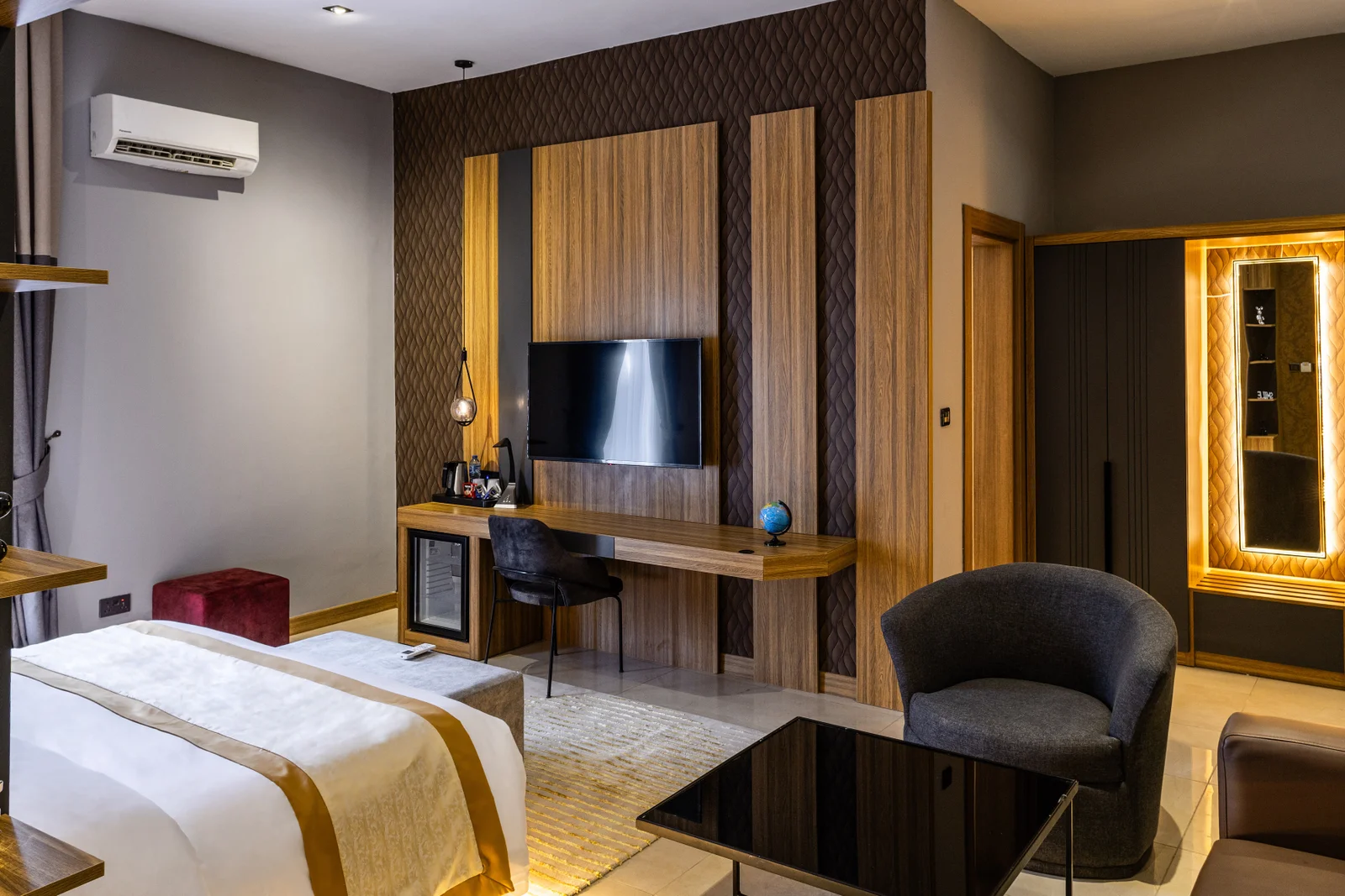 EXECUTIVE SUITE