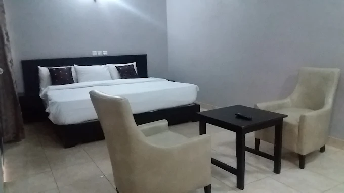 DIPLOMATIC SUITE